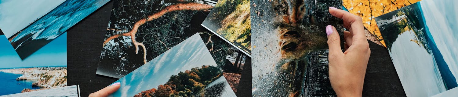 Kasa valokuvatulosteita ja kädet. Kasa valokuvatulosteita ja kädet.